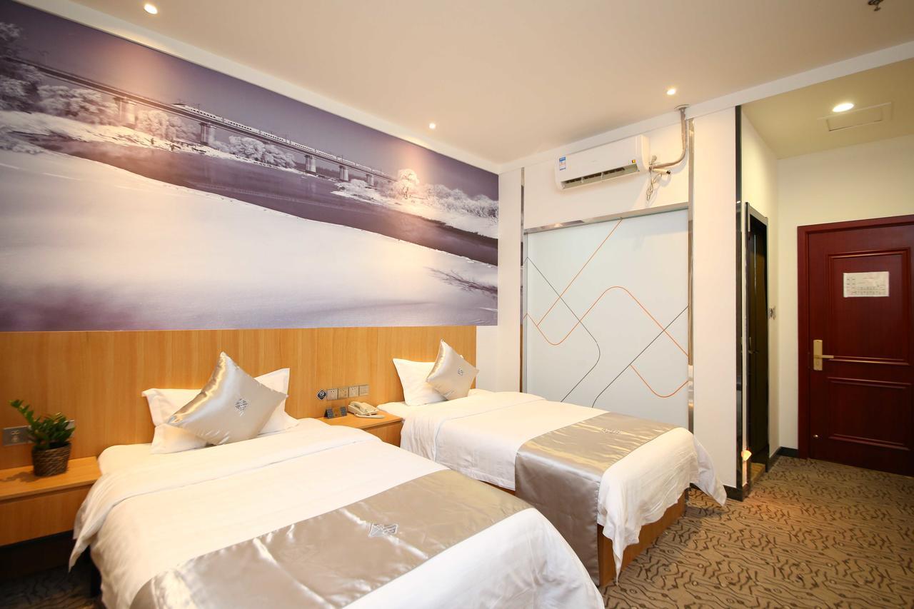 Chonpines Hotel Changchun Bagian luar foto