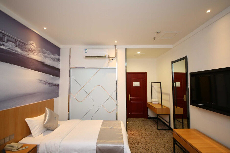 Chonpines Hotel Changchun Bagian luar foto